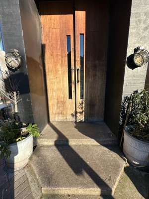 Open archway ahead to wooden doors on background. Pull via handles in center centre to open.