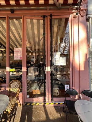 Pink framed glass doors. Push pink handles in centre to open.