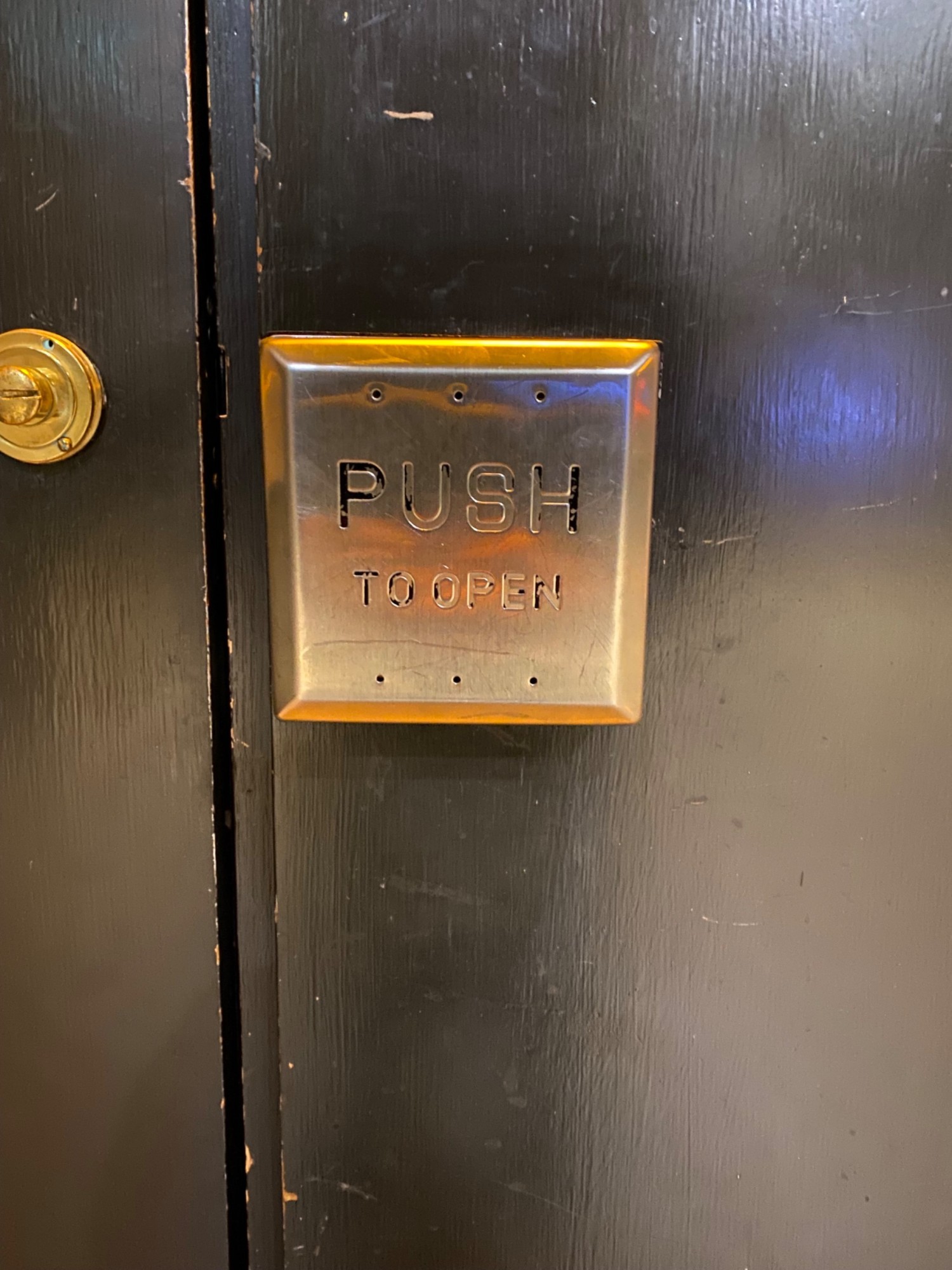Wheelchair-accessible bathroom