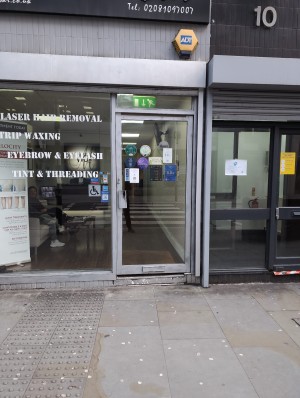 Single door, made of glass, manually opened, with a step at the entrance