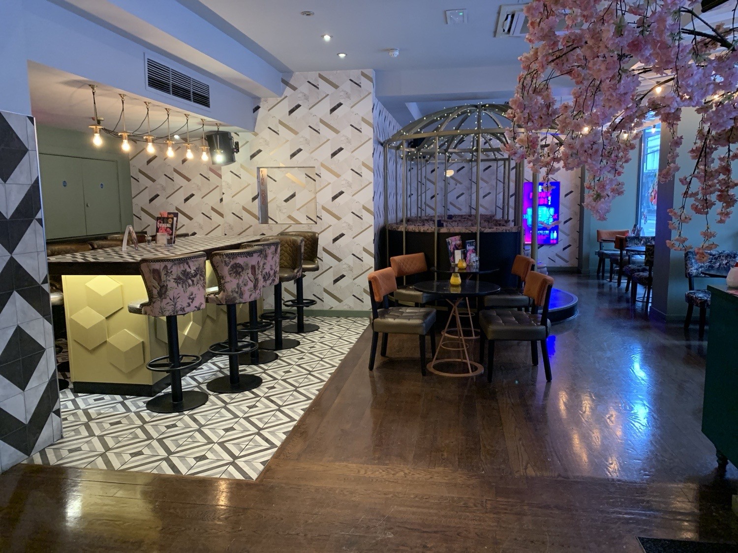 Seating area to right of entrance