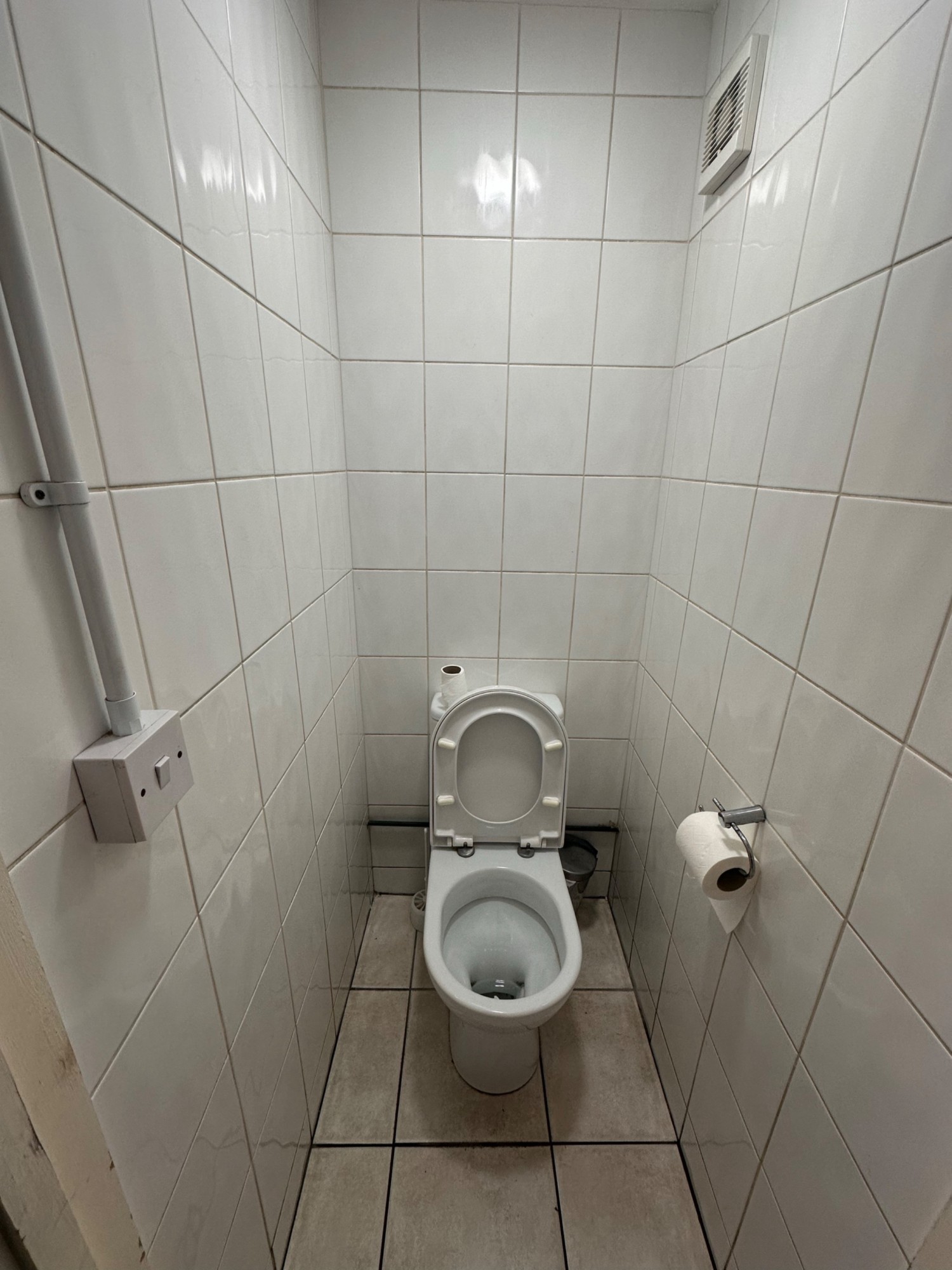 From cubicle door facing steaight. Toilet ahead.