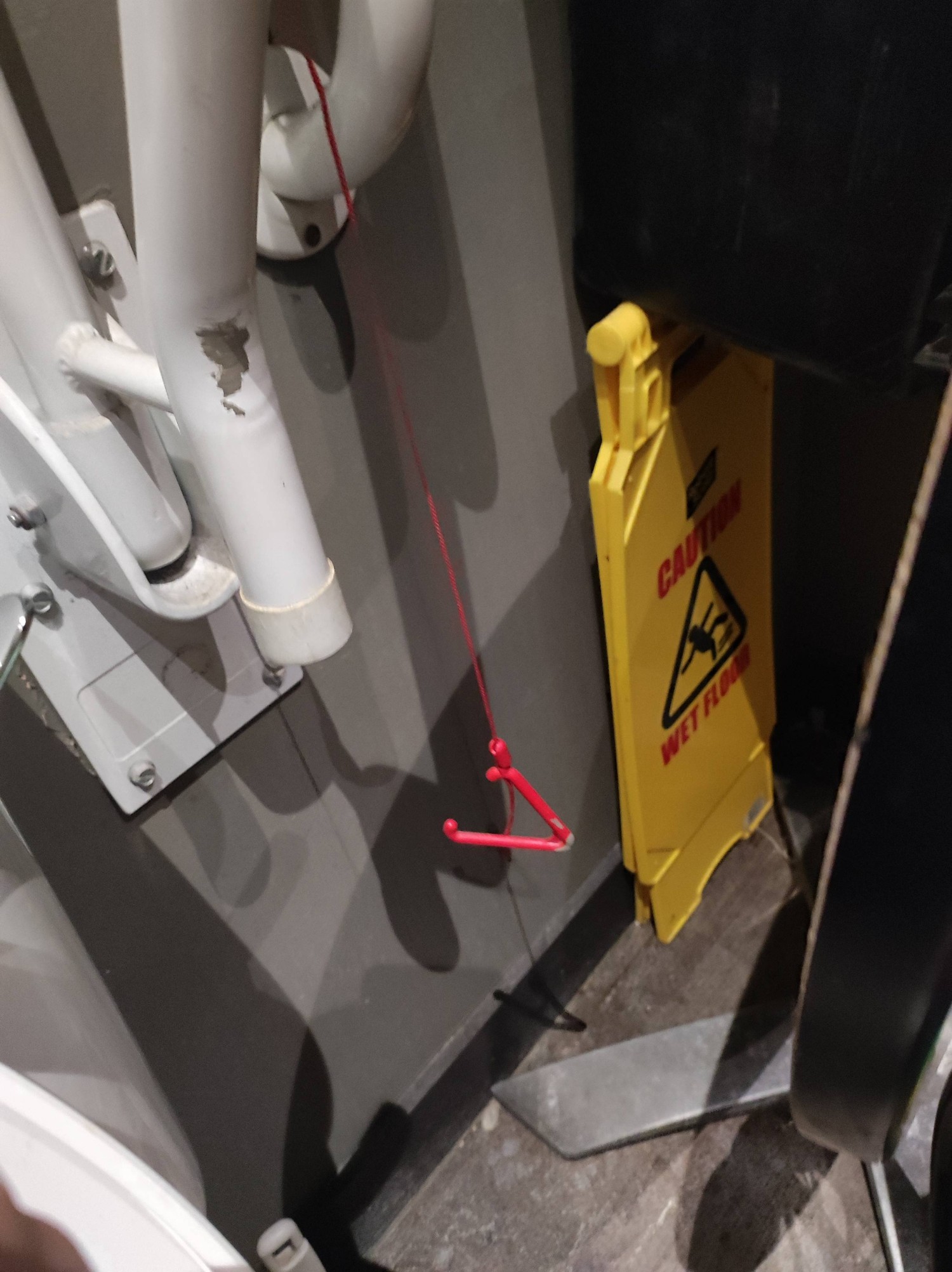 Untied emergency cord that is about 20 in from the ground