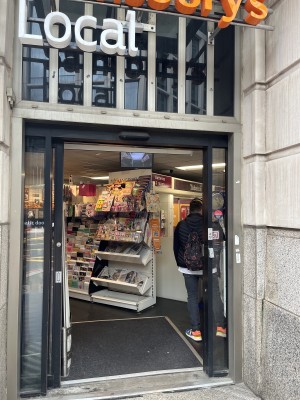 Sliding, automatic door. No steps, no ramps. Near the door there is a hearing aid signage