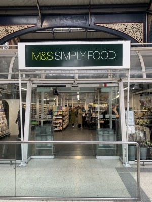 glass automatic doors with entrance via ramp or 3 steps