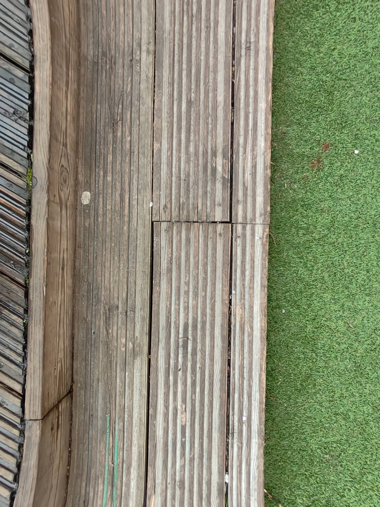 Two steps to access the picnic benches along back left and right.