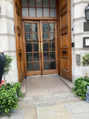 Entrance to the Wigmore. A small ramp, no steps ????