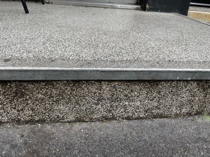 Step at the entrance with textured edge