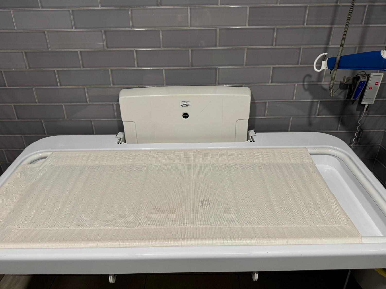 Change table with adjustable height is loud when it moves up and down