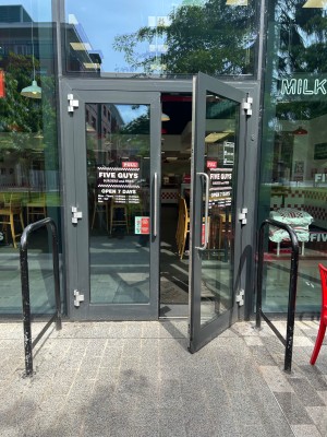 Double doors
Front entrance
Pull/Push (not automatic)