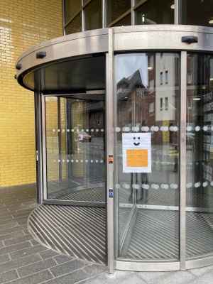 Wide revolving door, with emergency stop and a separate slow down button