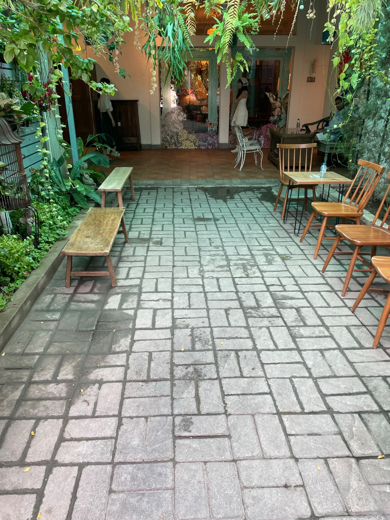 Pathway to entrance before edge